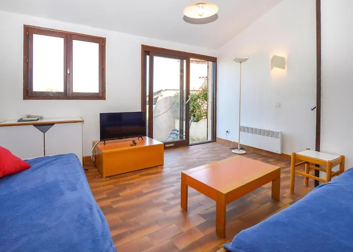 Vakantiehuis 2 Bedroom Cozy In *